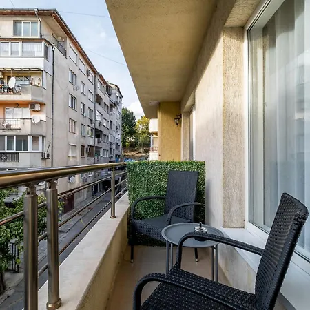 Luxury Redefined In Center - Elevate Your In A Smart And Modern Apartment